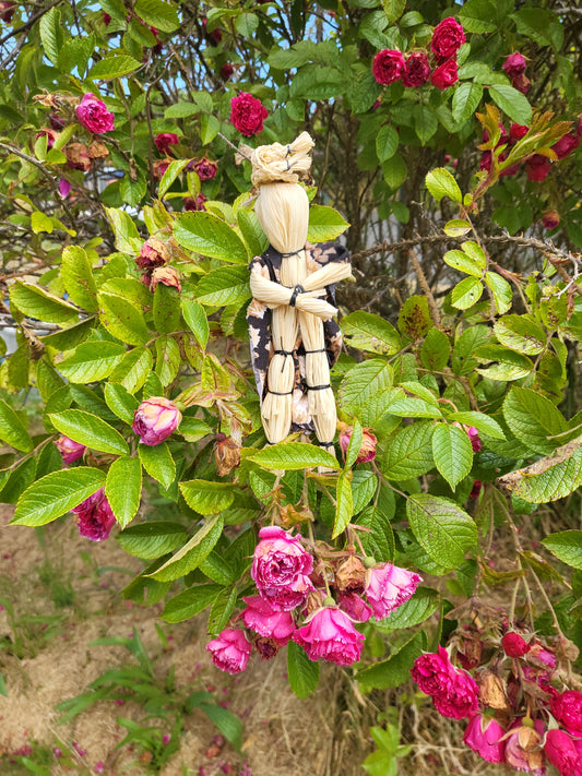 Traditional Indigenous No Face Cornhusk Doll